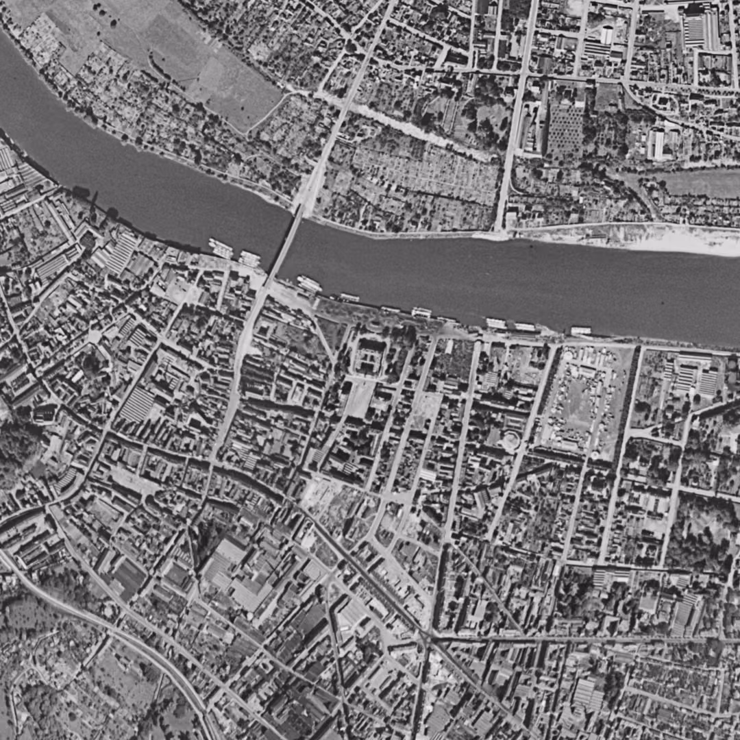 Elbeuf en 1954, le centre vu du ciel, au même cadrage