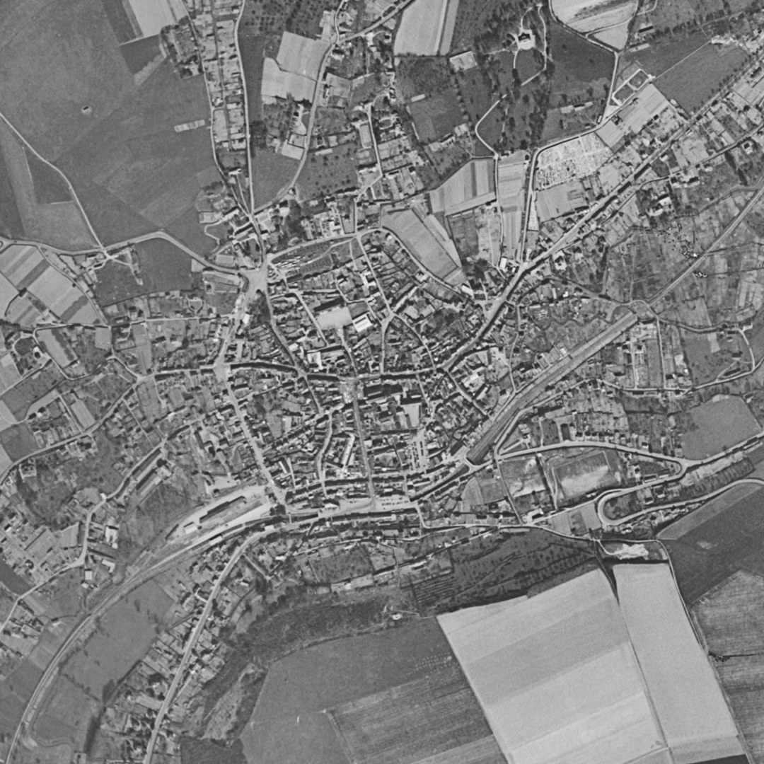 Montivilliers en 1955, le centre vu du ciel, au même cadrage