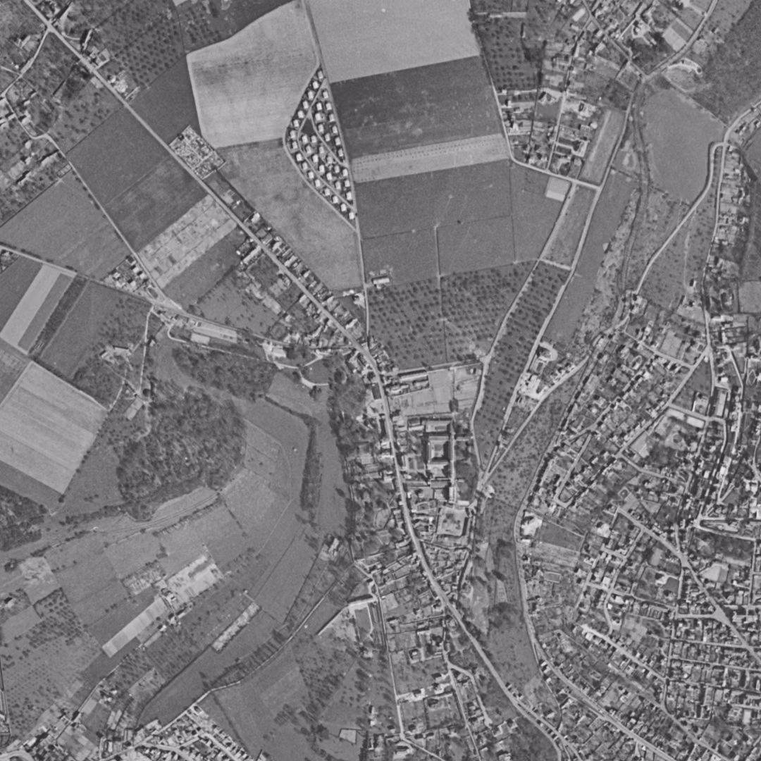 Mont-Saint-Aignan en 1955, le centre vu du ciel, au même cadrage