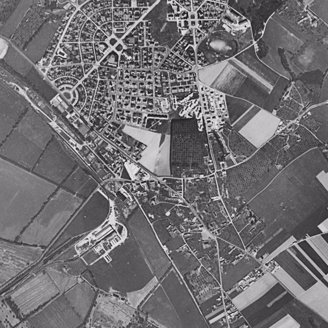 Port-Jérôme-sur-Seine en 1955, le centre vu du ciel, au même cadrage