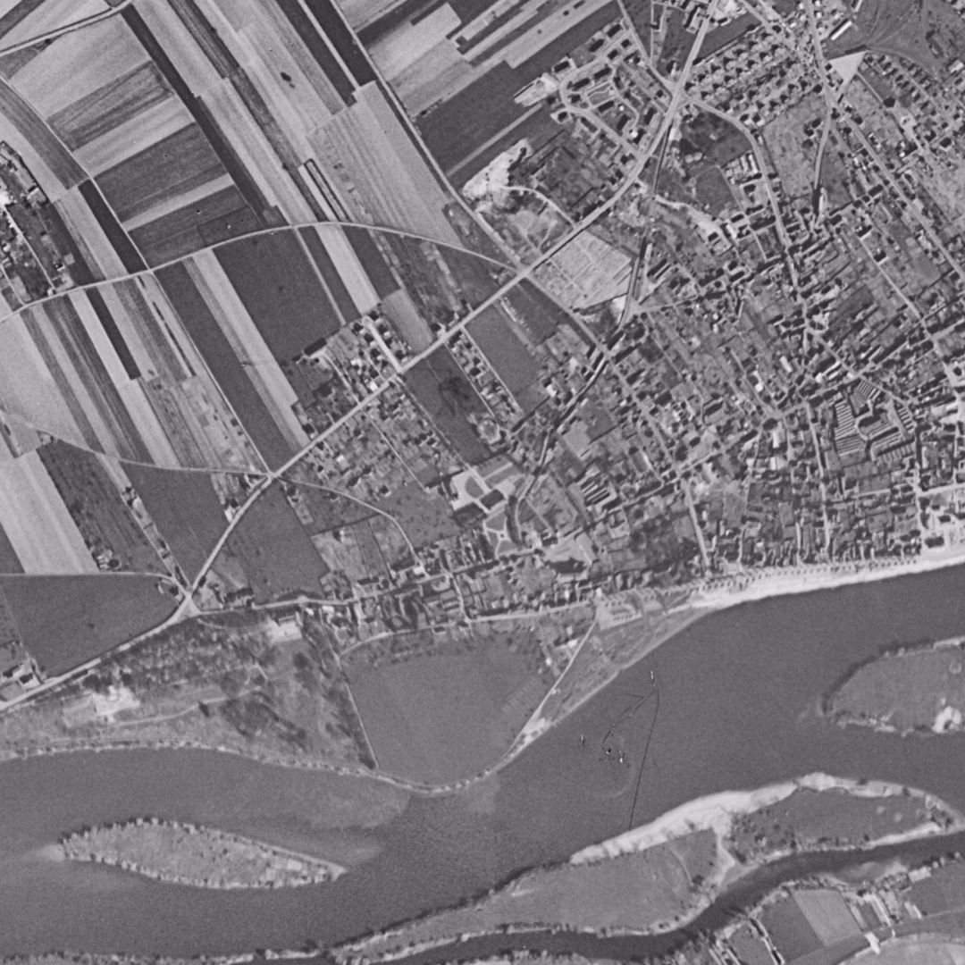 Oissel-sur-Seine en 1955, le centre vu du ciel, au même cadrage