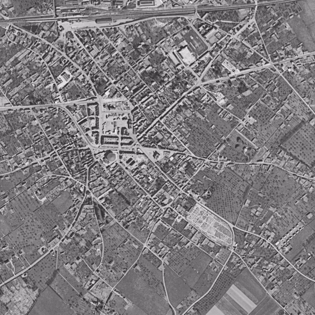 Yvetot en 1955, le centre vu du ciel, au même cadrage