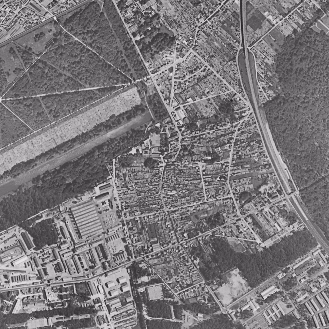 Avon en 1957, le centre vu du ciel, au même cadrage