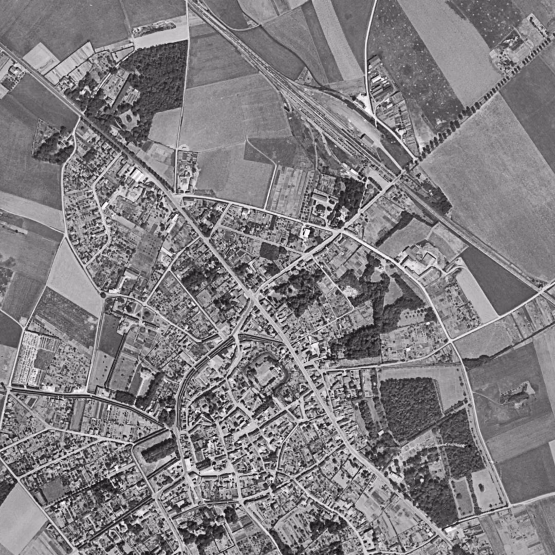 Brie-Comte-Robert en 1949, le centre vu du ciel, au même cadrage