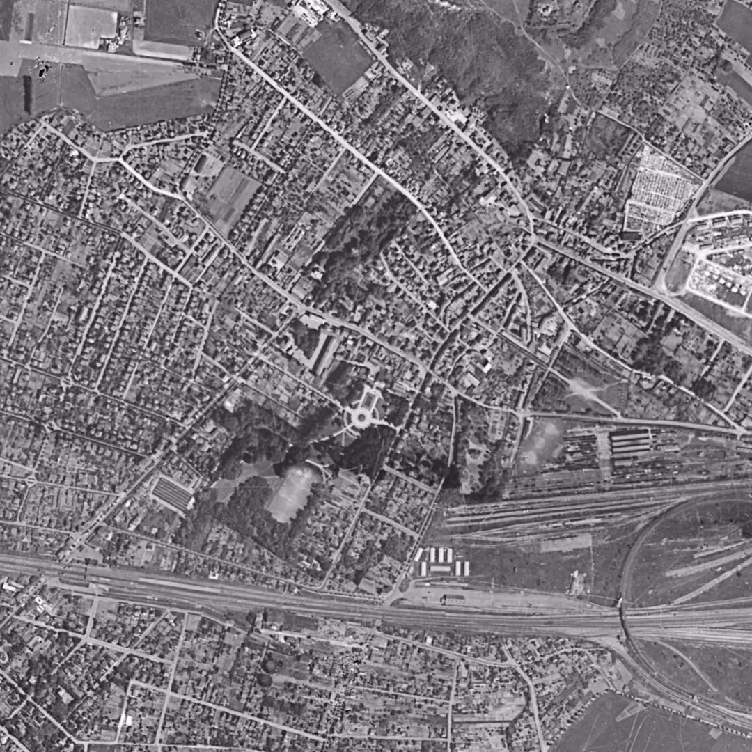 Chelles en 1949, le centre vu du ciel, au même cadrage