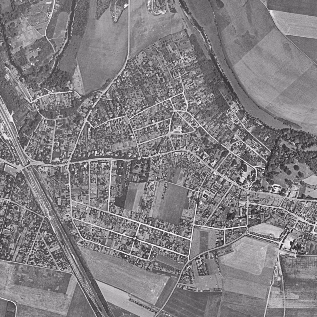 Combs-la-Ville en 1949, le centre vu du ciel, au même cadrage