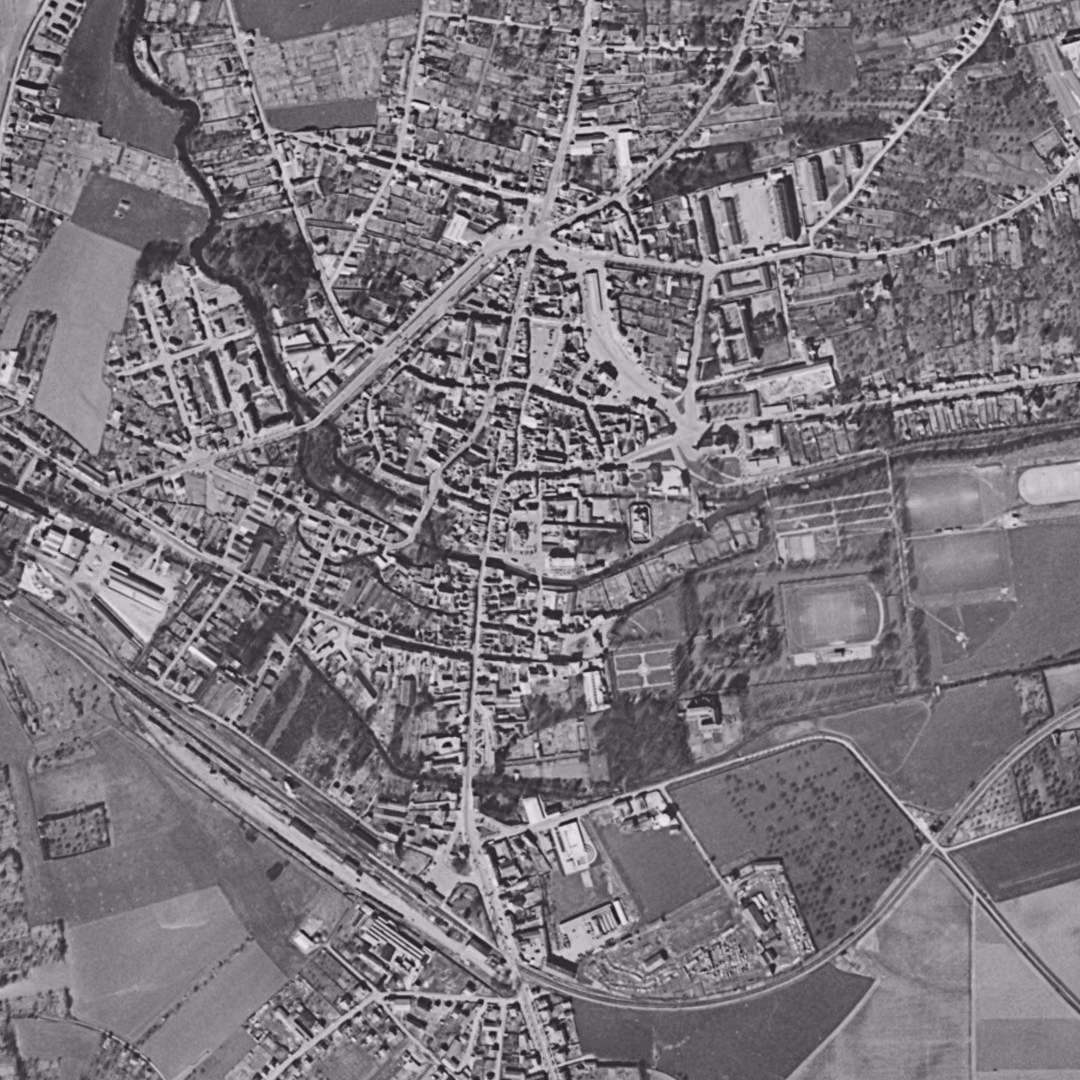 Coulommiers en 1958, le centre vu du ciel, au même cadrage