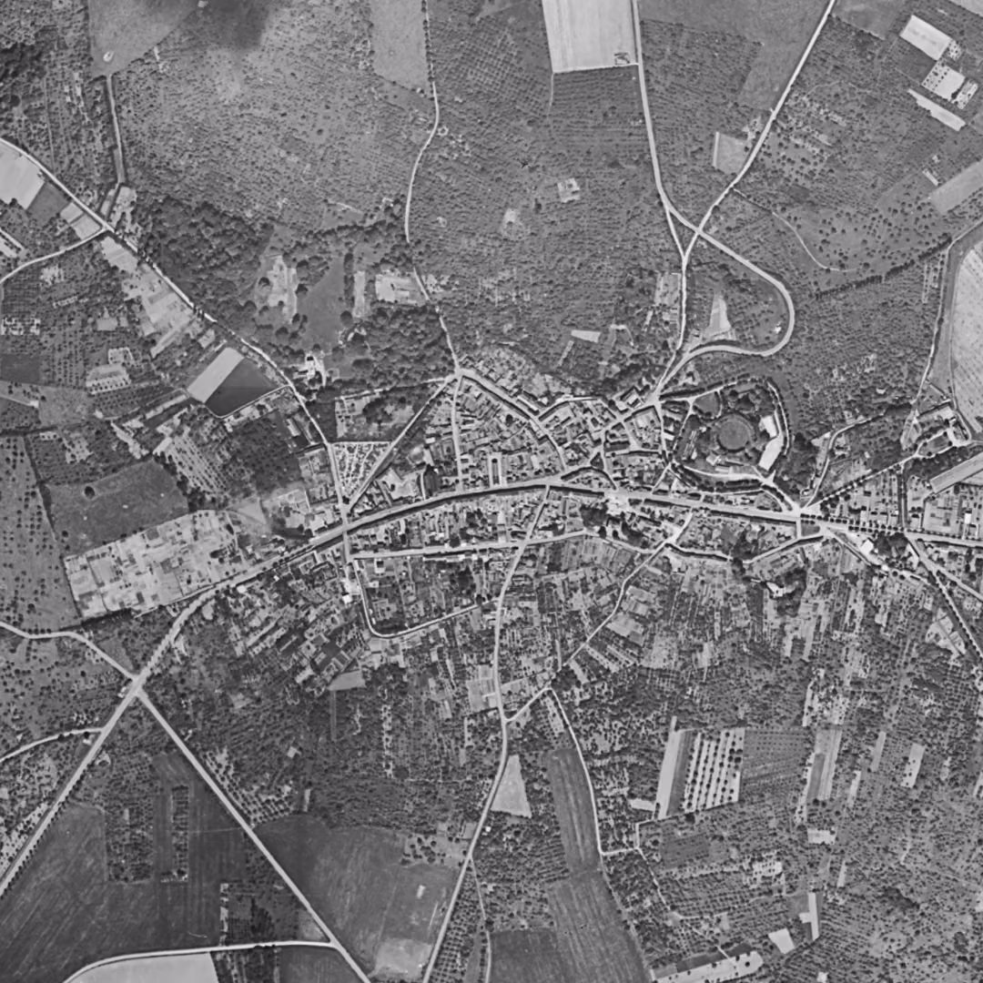 Dammartin-en-Goële en 1949, le centre vu du ciel, au même cadrage
