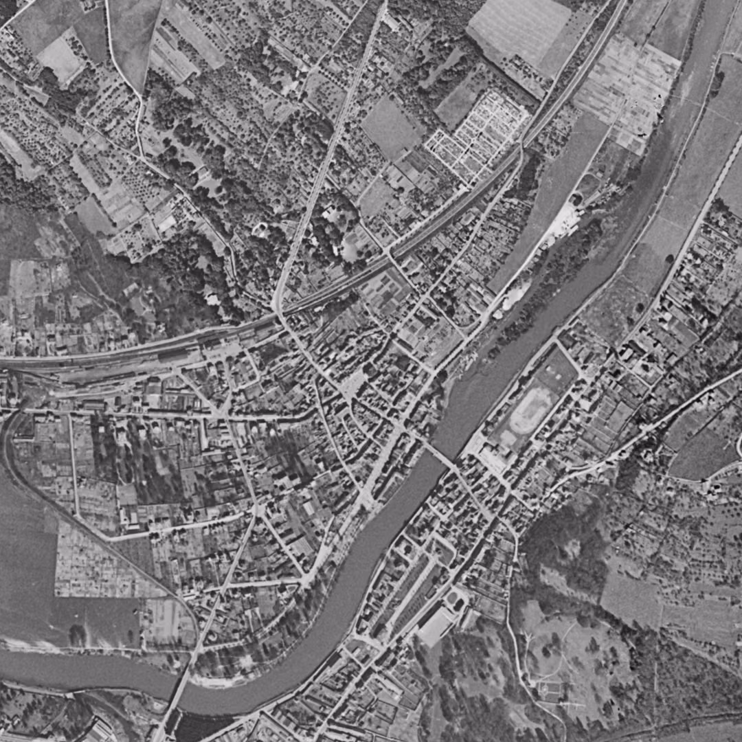 La Ferté-sous-Jouarre en 1949, le centre vu du ciel, au même cadrage