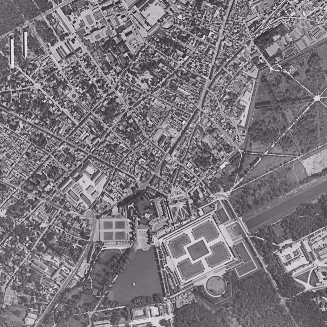 Fontainebleau en 1957, le centre vu du ciel, au même cadrage