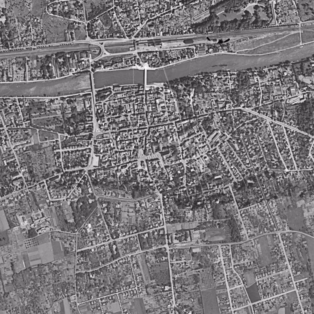 Lagny-sur-Marne en 1949, le centre vu du ciel, au même cadrage
