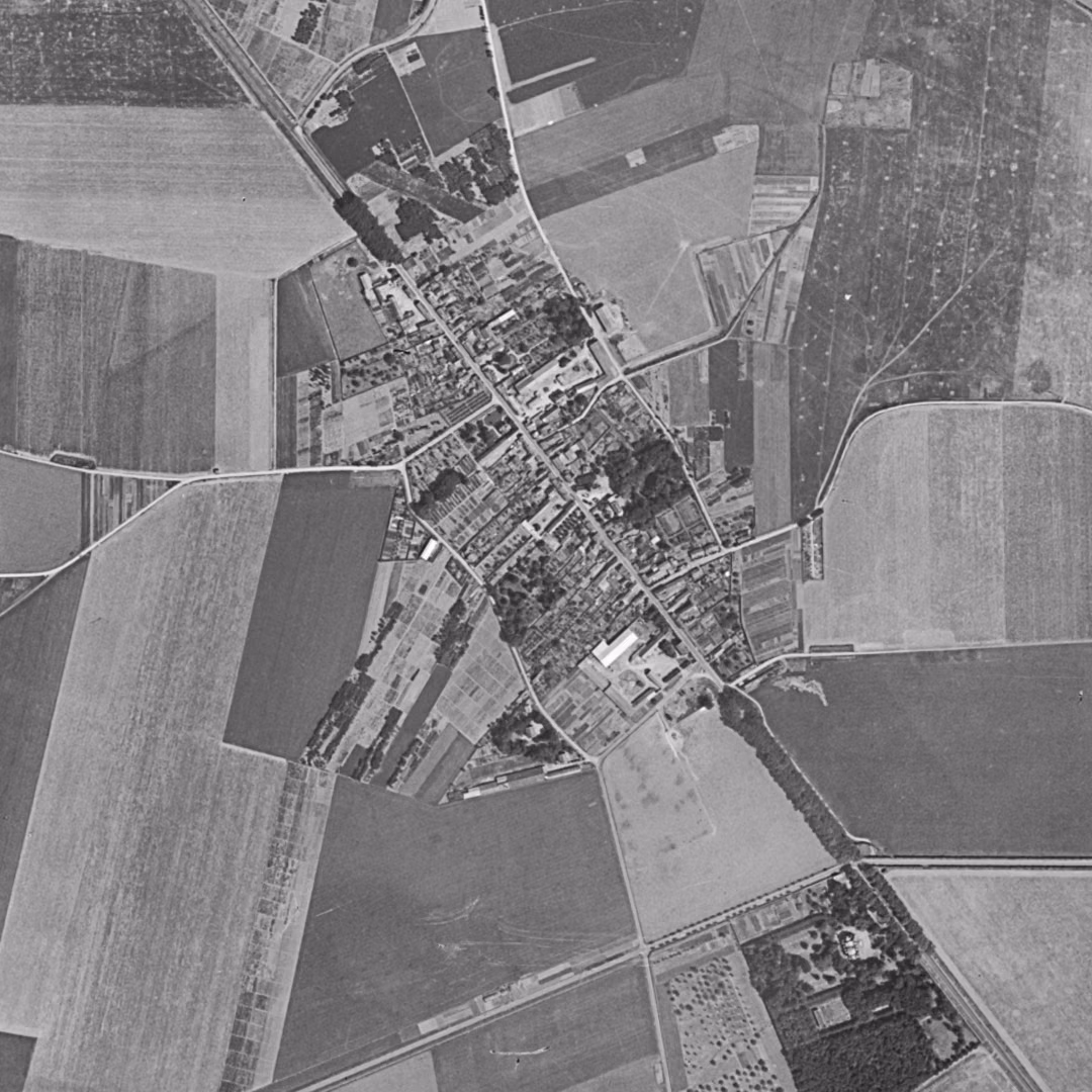 Lieusaint en 1949, le centre vu du ciel, au même cadrage