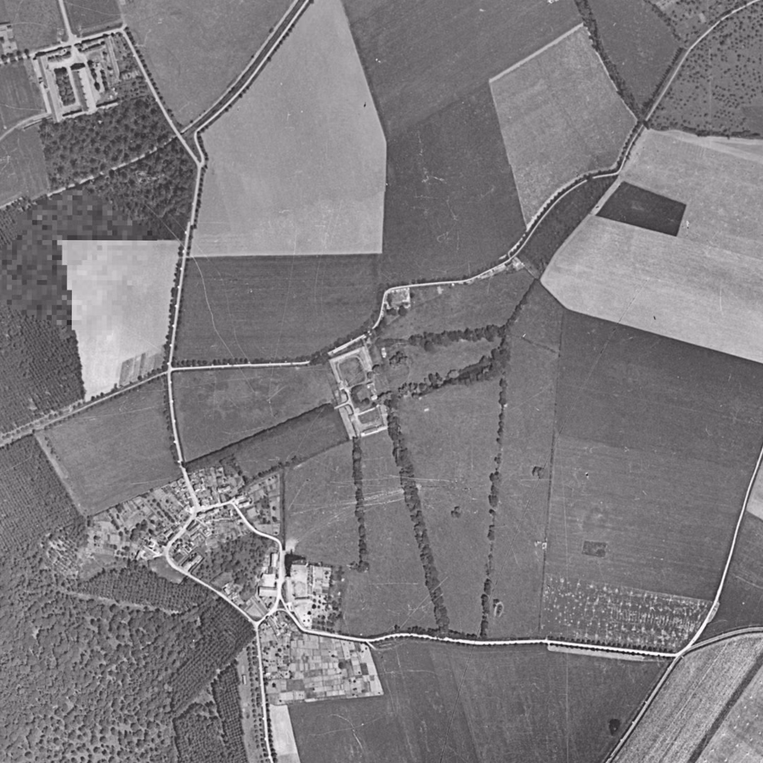 Lognes en 1949, le centre vu du ciel, au même cadrage