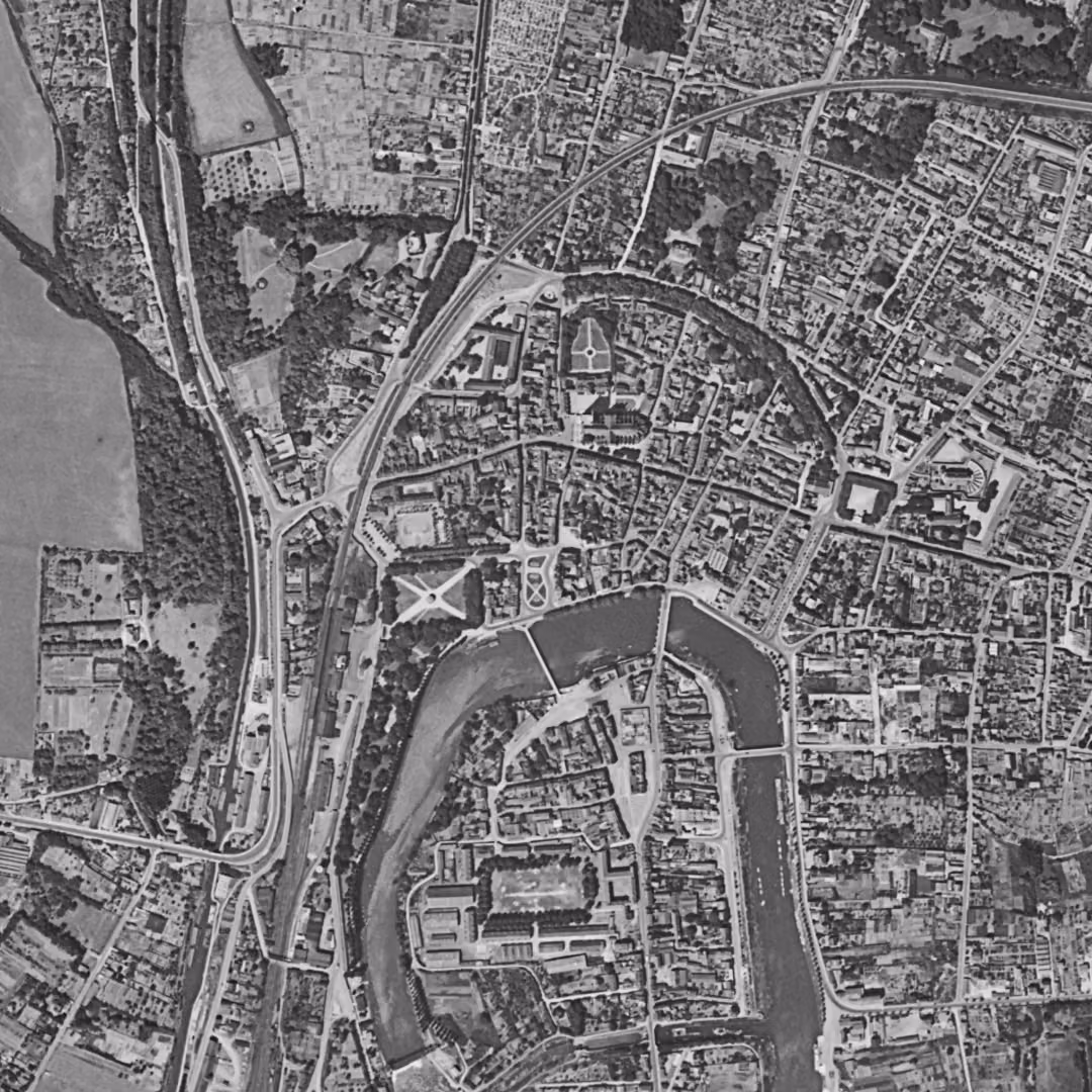 Meaux en 1949, le centre vu du ciel, au même cadrage
