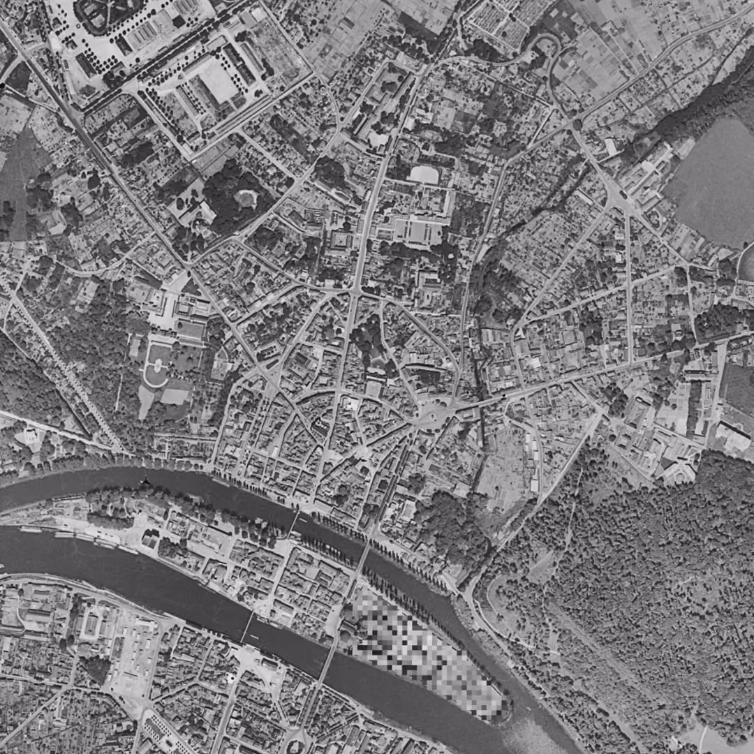Melun en 1949, le centre vu du ciel, au même cadrage