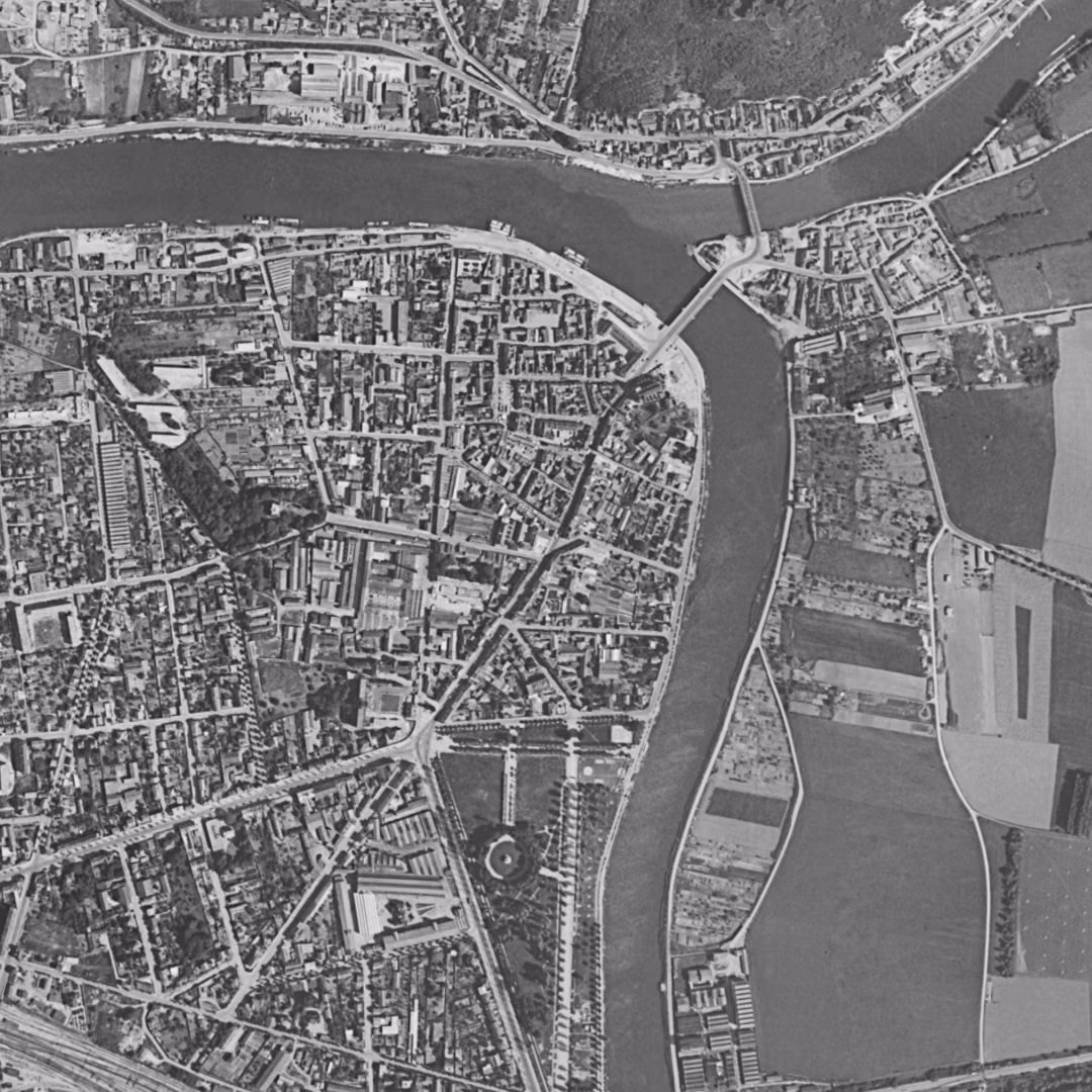 Montereau-Fault-Yonne en 1957, le centre vu du ciel, au même cadrage