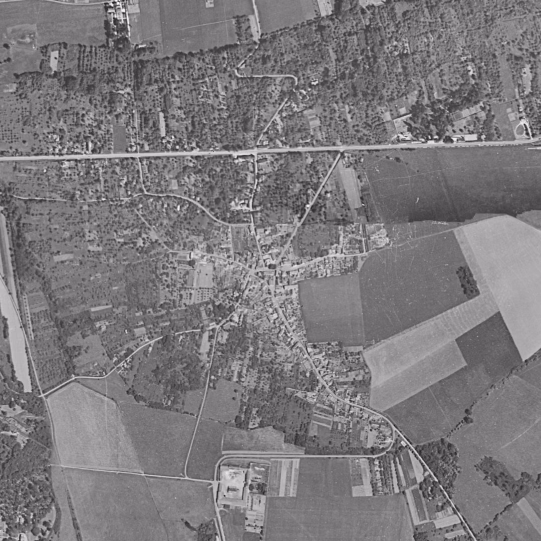 Montévrain en 1949, le centre vu du ciel, au même cadrage