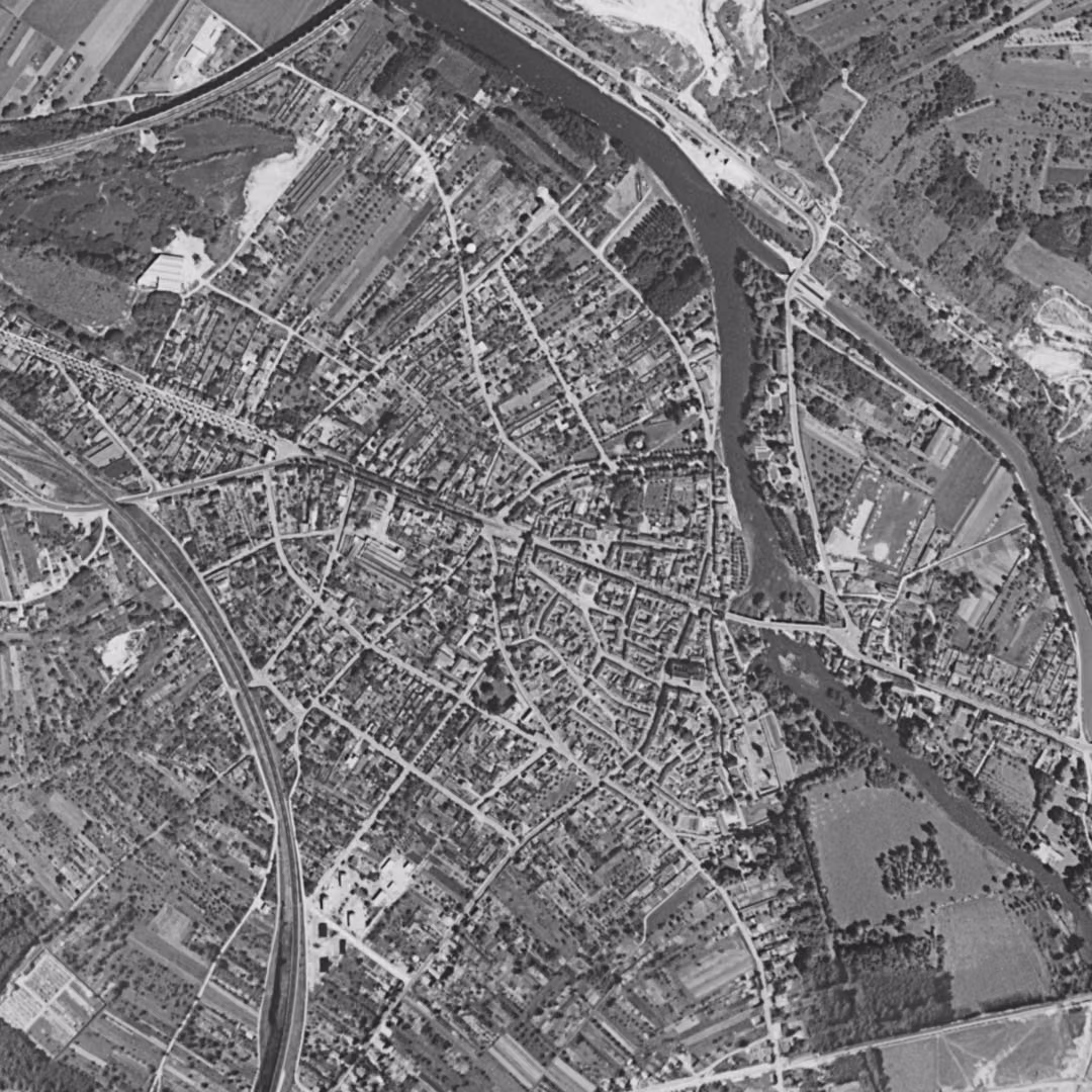 Moret-Loing-et-Orvanne en 1957, le centre vu du ciel, au même cadrage