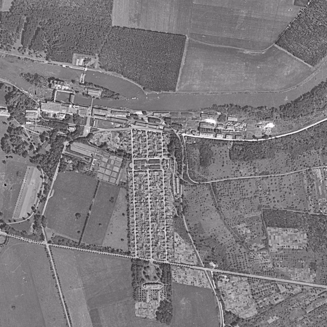 Noisiel en 1949, le centre vu du ciel, au même cadrage