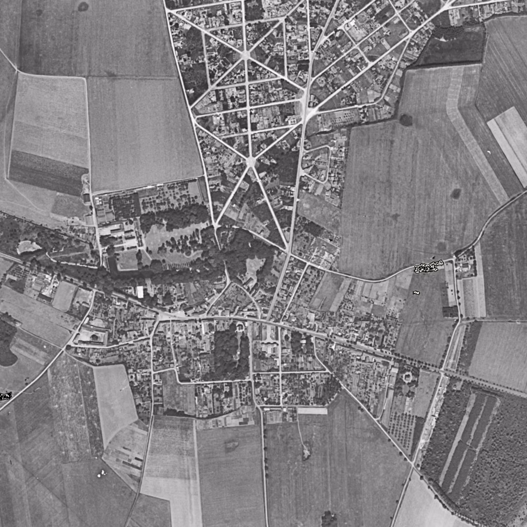 Ozoir-la-Ferrière en 1949, le centre vu du ciel, au même cadrage