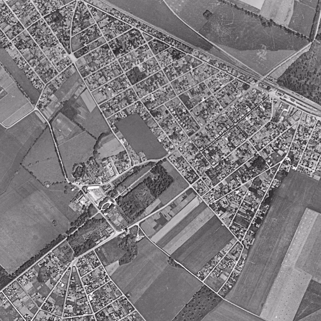 Pontault-Combault en 1949, le centre vu du ciel, au même cadrage