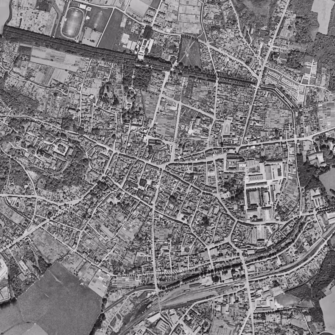 Provins en 1949, le centre vu du ciel, au même cadrage