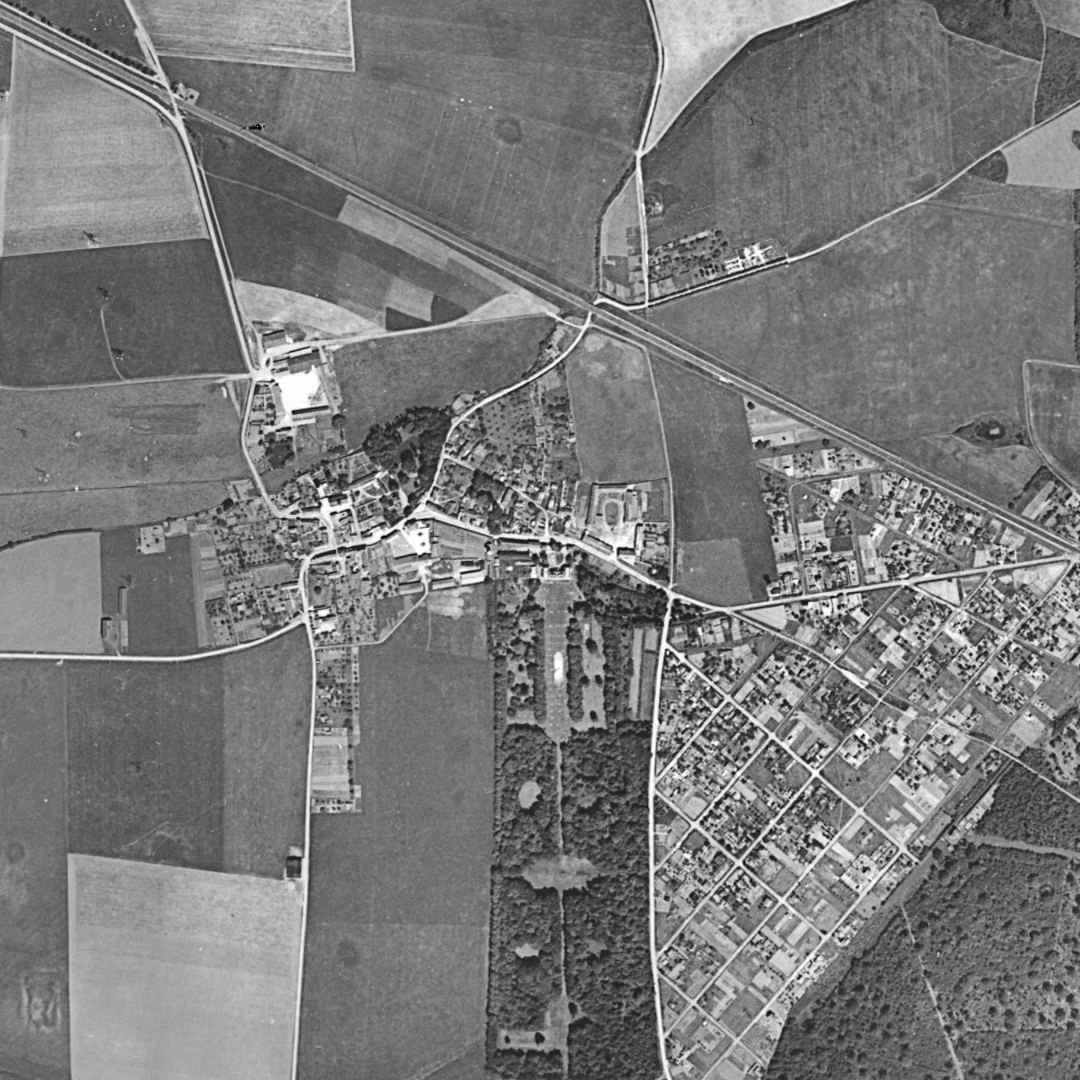 Roissy-en-Brie en 1949, le centre vu du ciel, au même cadrage