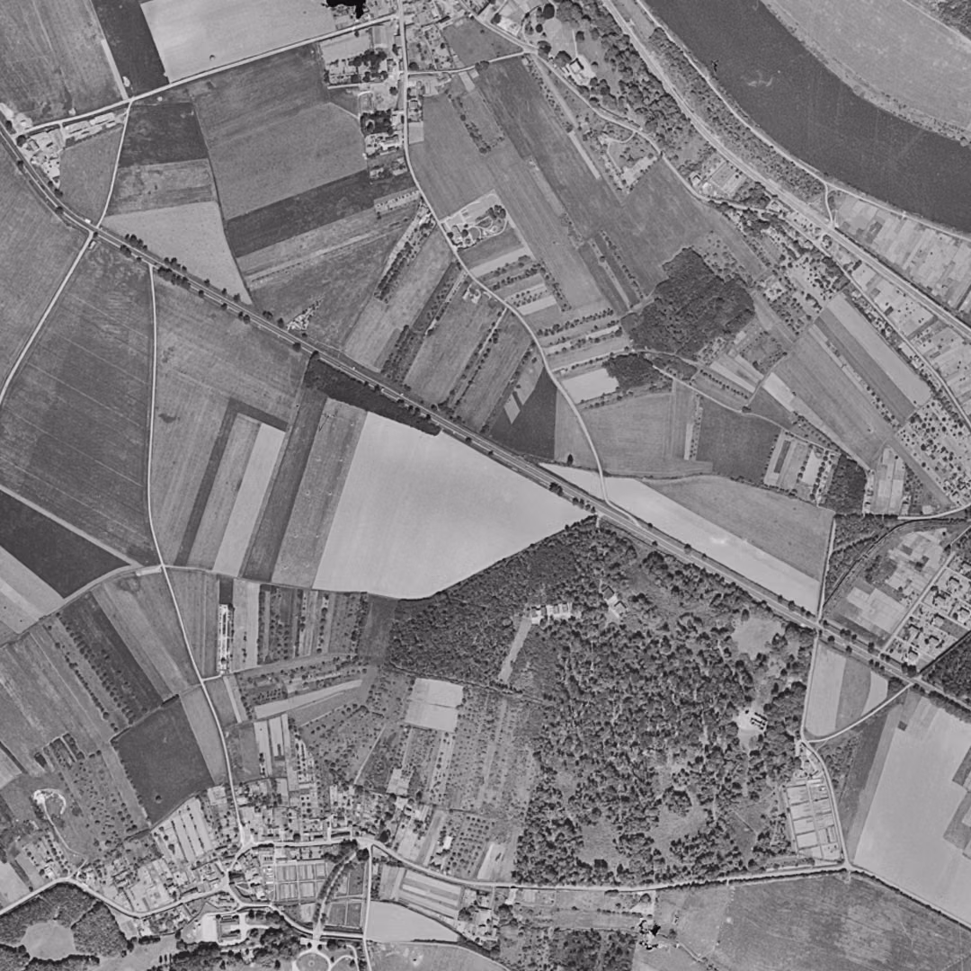 Saint-Fargeau-Ponthierry en 1949, le centre vu du ciel, au même cadrage