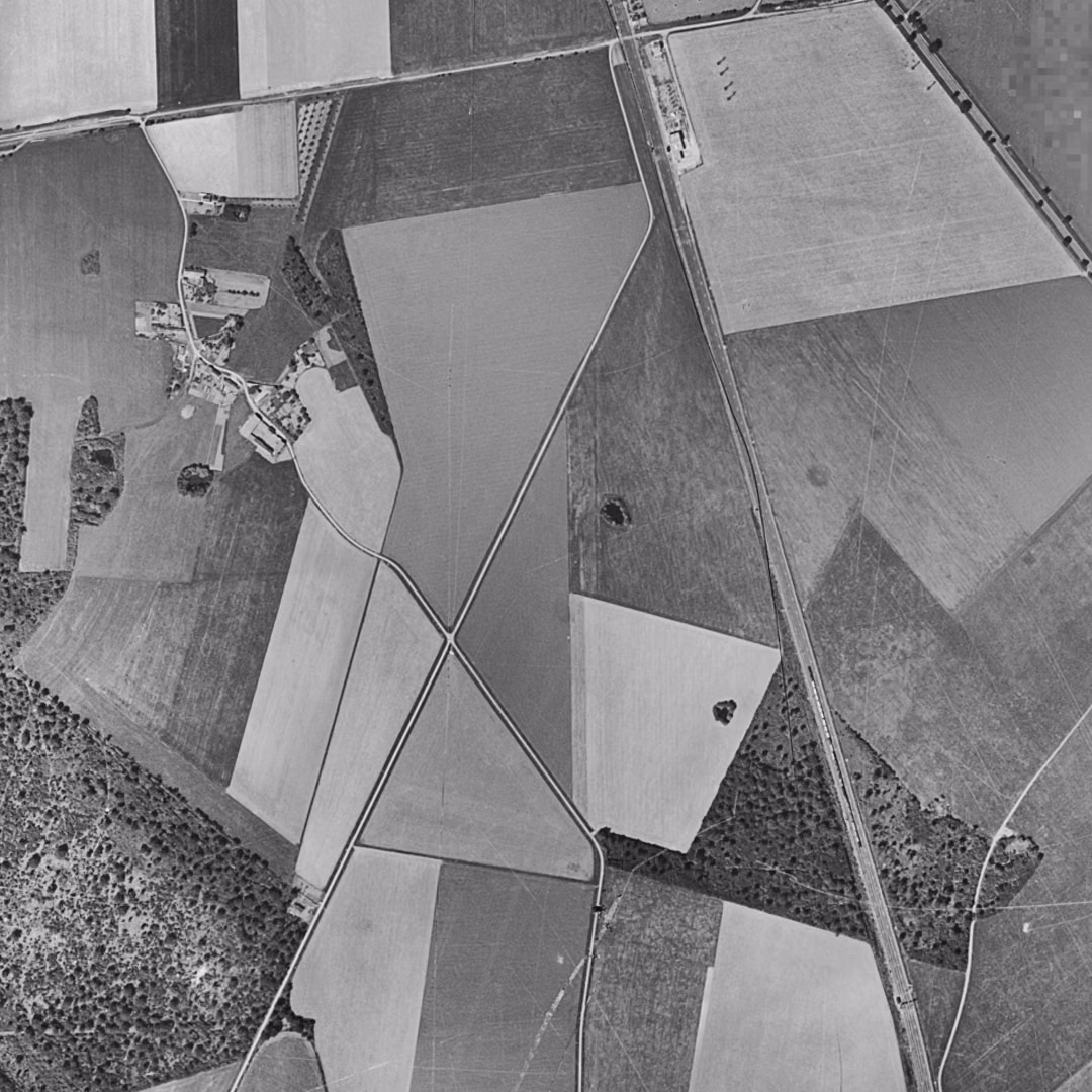 Savigny-le-Temple en 1949, le centre vu du ciel, au même cadrage