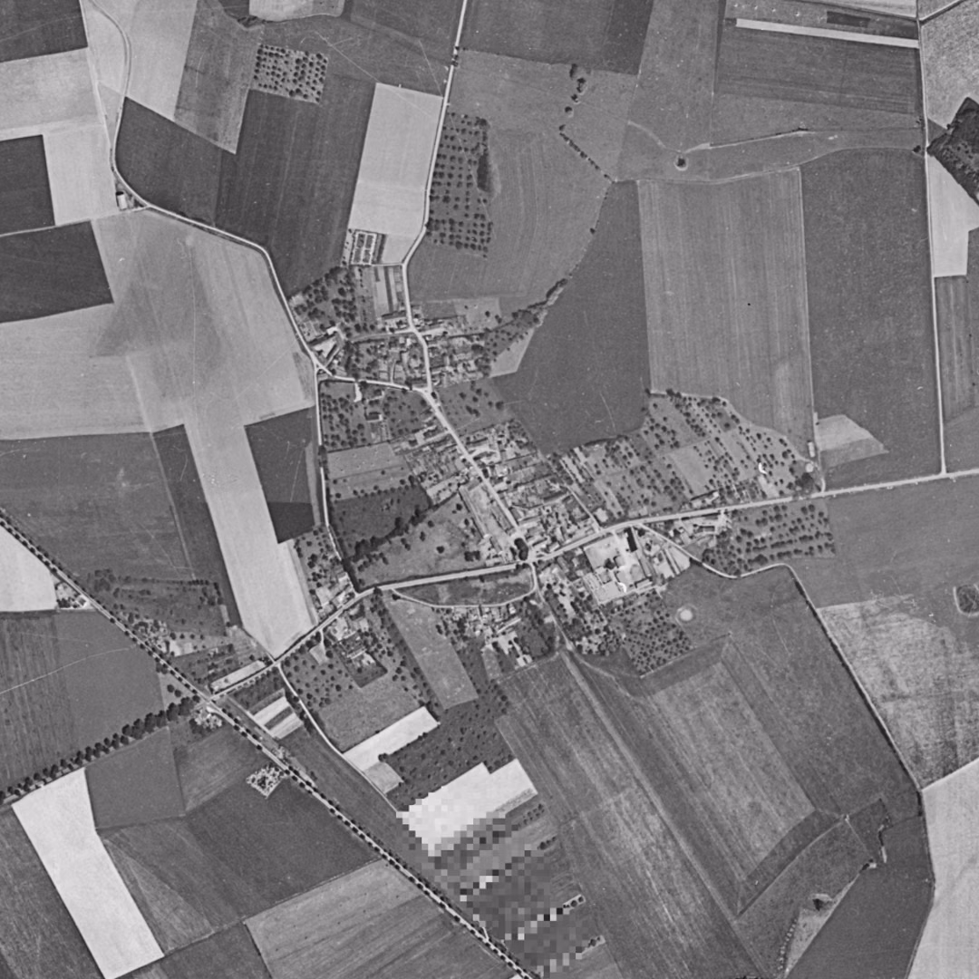 Serris en 1949, le centre vu du ciel, au même cadrage