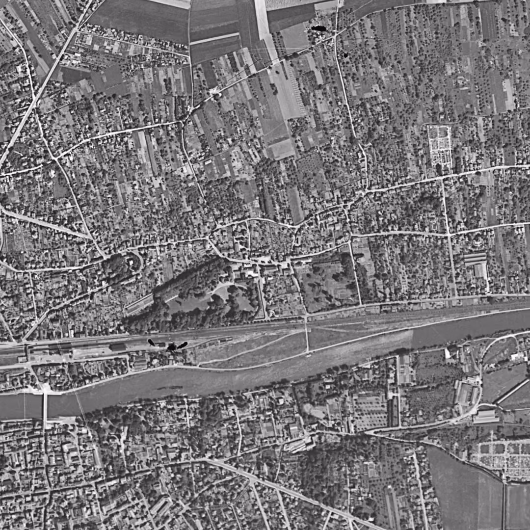 Thorigny-sur-Marne en 1949, le centre vu du ciel, au même cadrage