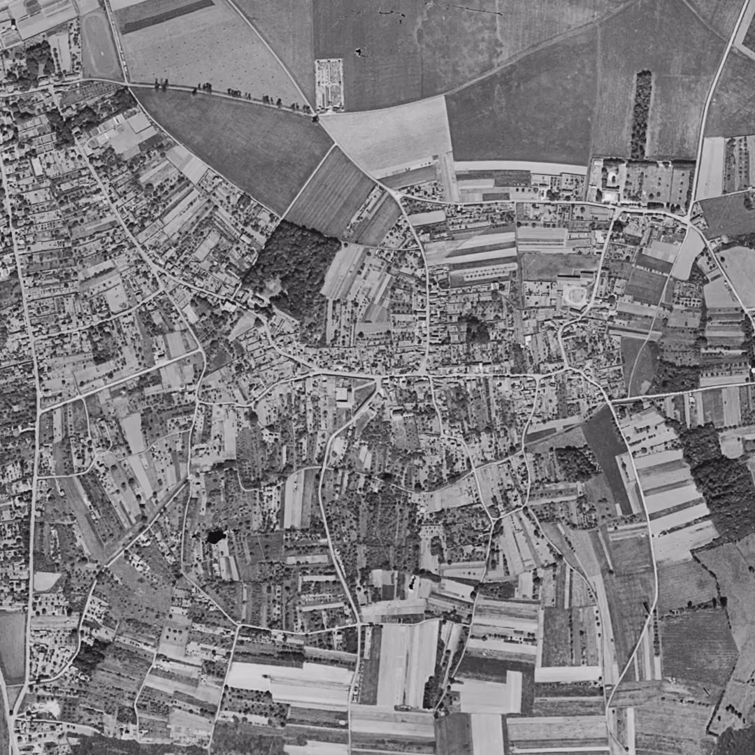 Vaux-le-Pénil en 1949, le centre vu du ciel, au même cadrage