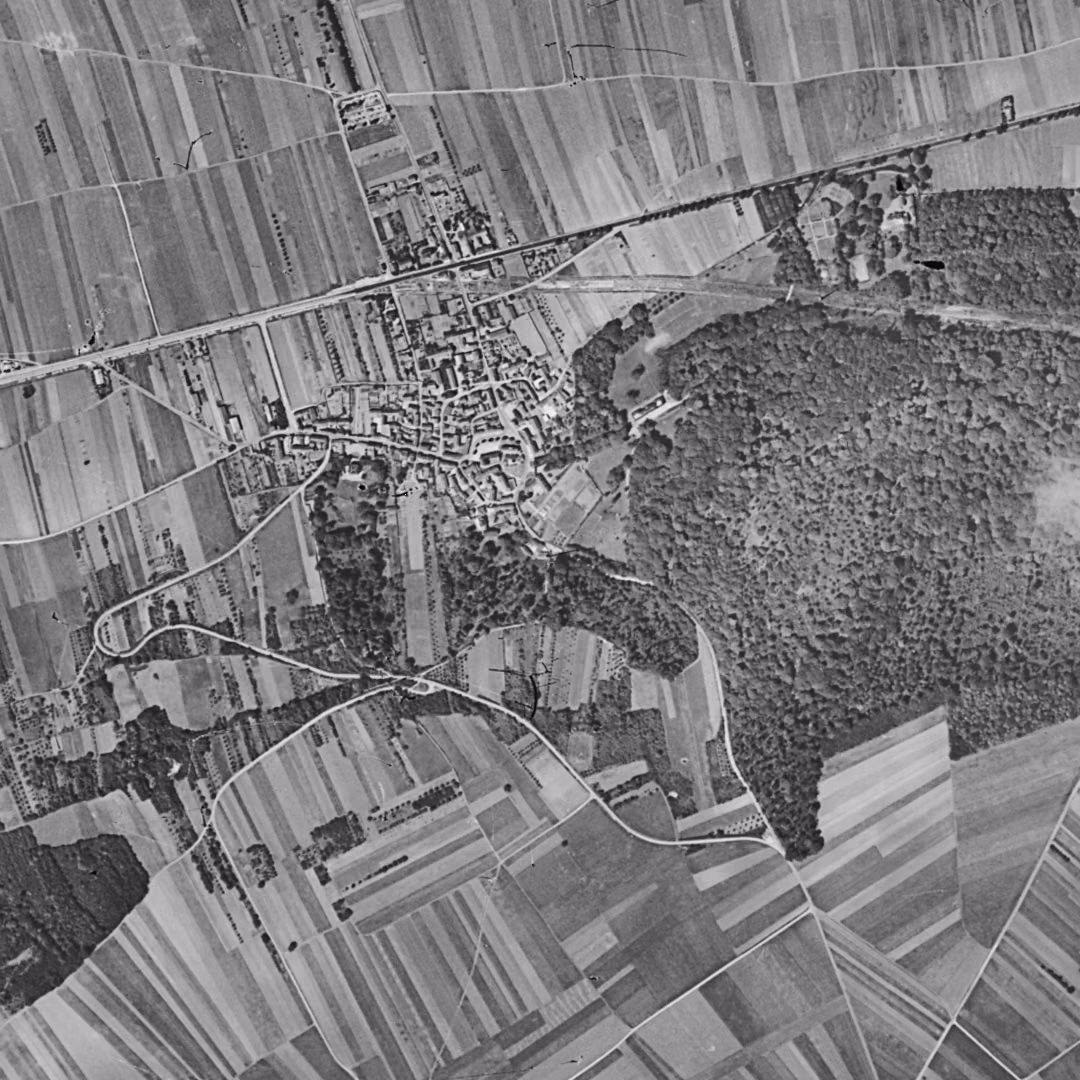 Aubergenville en 1949, le centre vu du ciel, au même cadrage