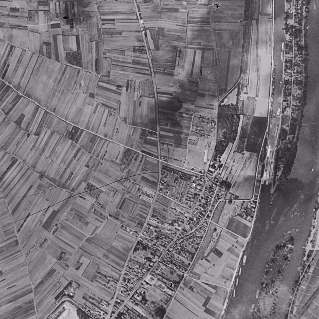 Carrières-sous-Poissy en 1949, le centre vu du ciel, au même cadrage