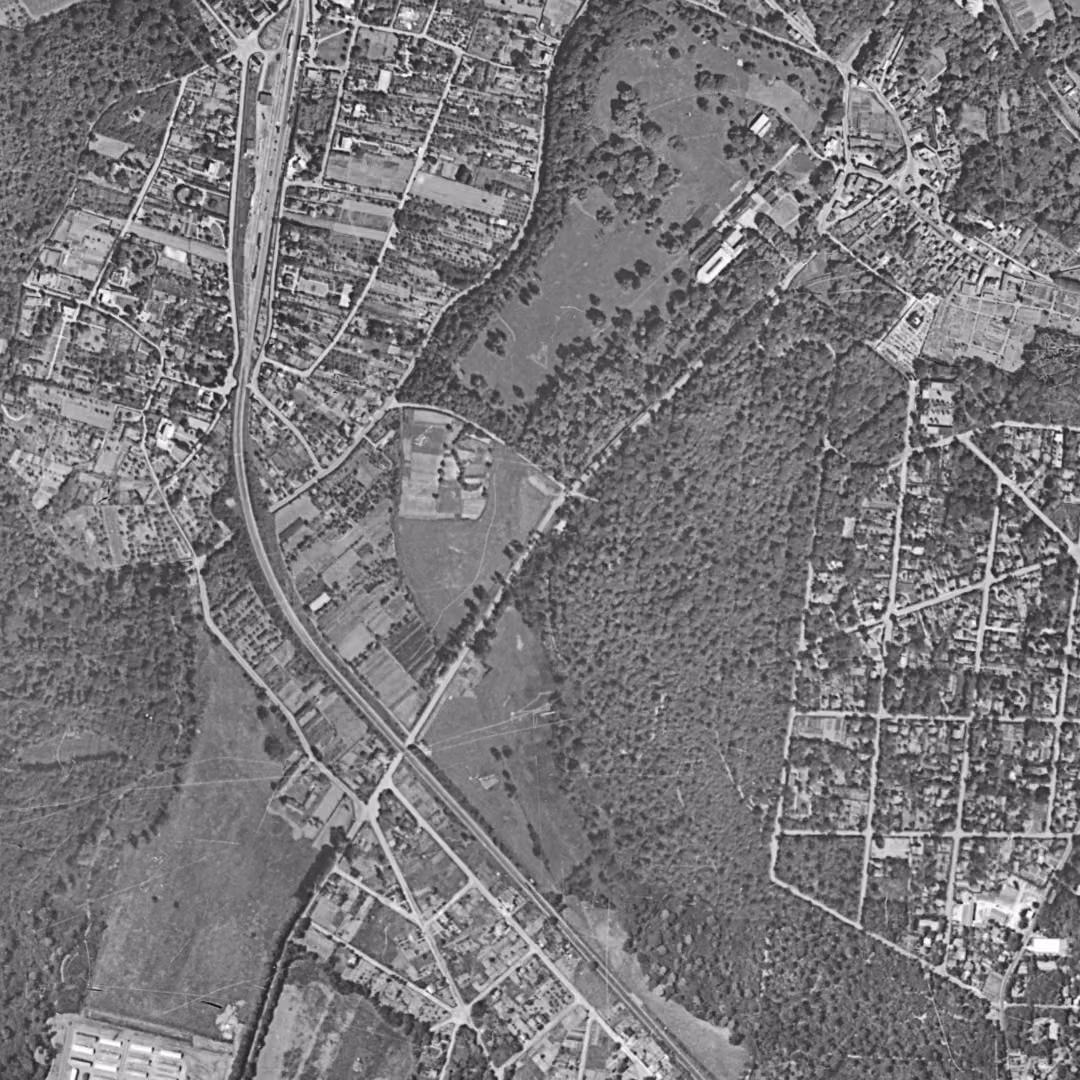 La Celle-Saint-Cloud en 1949, le centre vu du ciel, au même cadrage