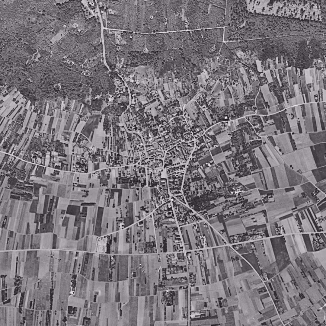 Chanteloup-les-Vignes en 1949, le centre vu du ciel, au même cadrage