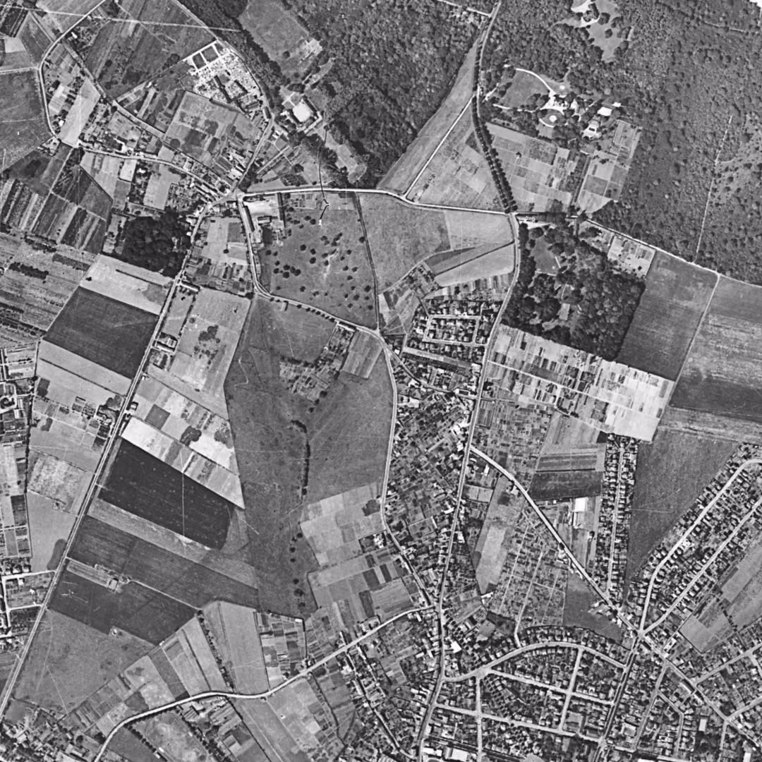 Le Chesnay-Rocquencourt en 1949, le centre vu du ciel, au même cadrage