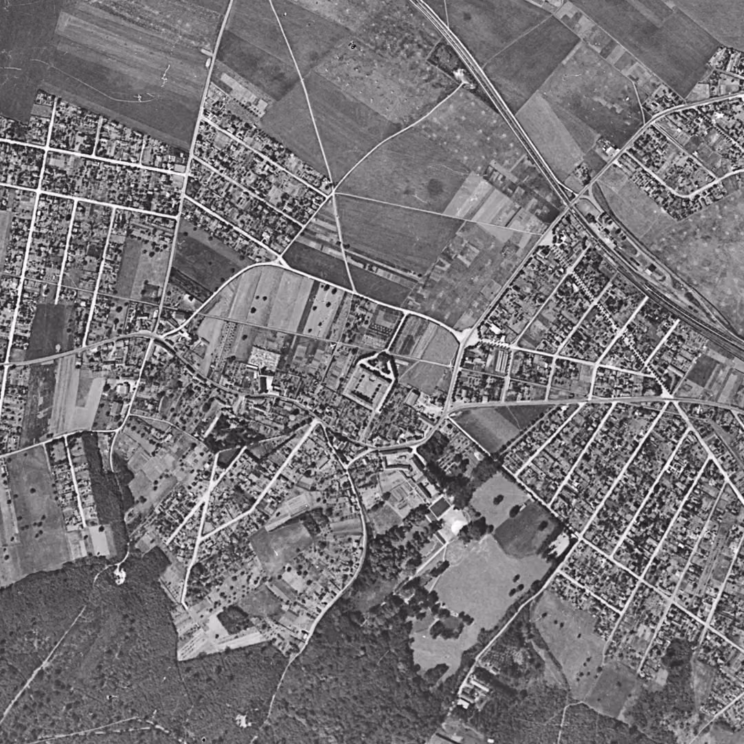 Les Clayes-sous-Bois en 1949, le centre vu du ciel, au même cadrage