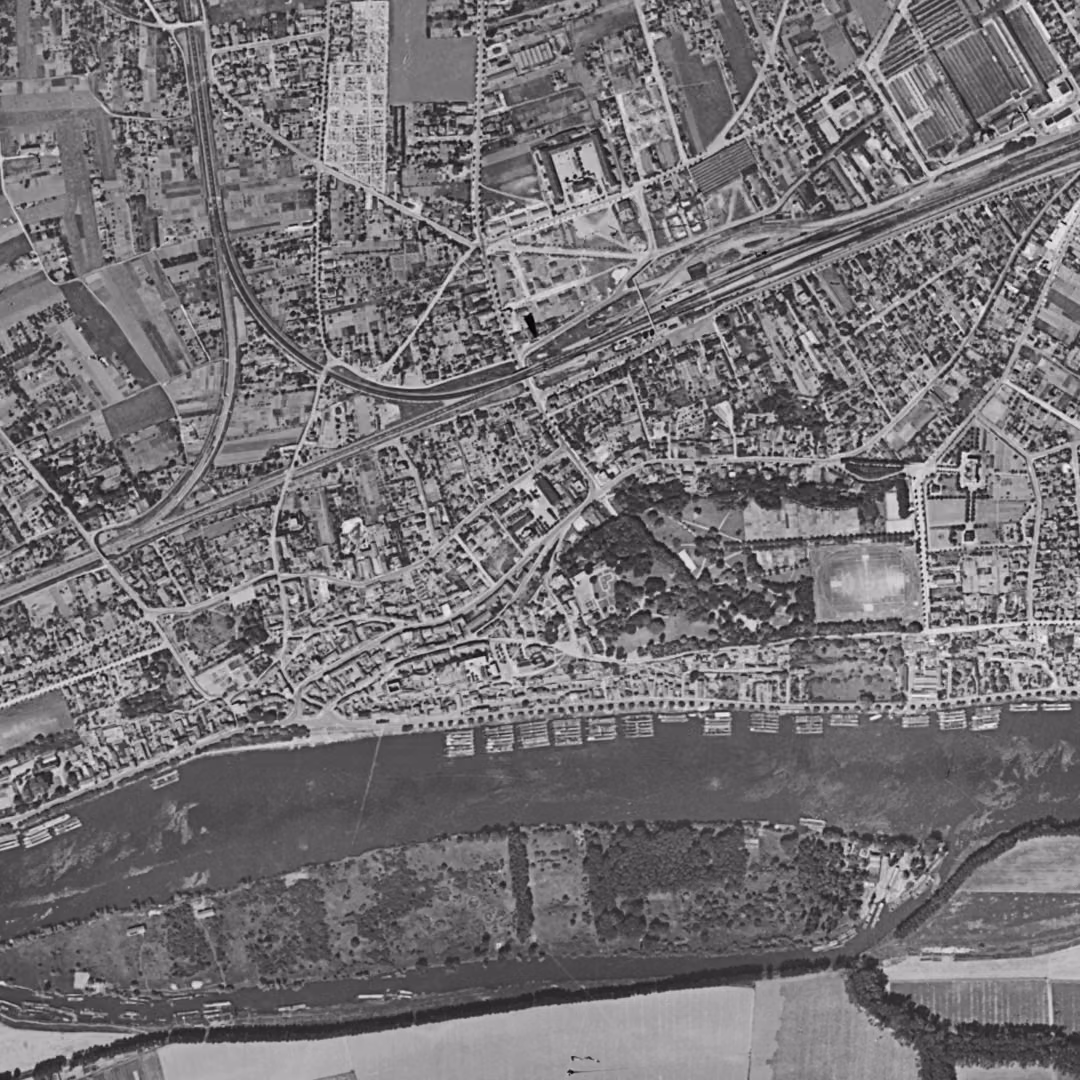 Conflans-Sainte-Honorine en 1949, le centre vu du ciel, au même cadrage