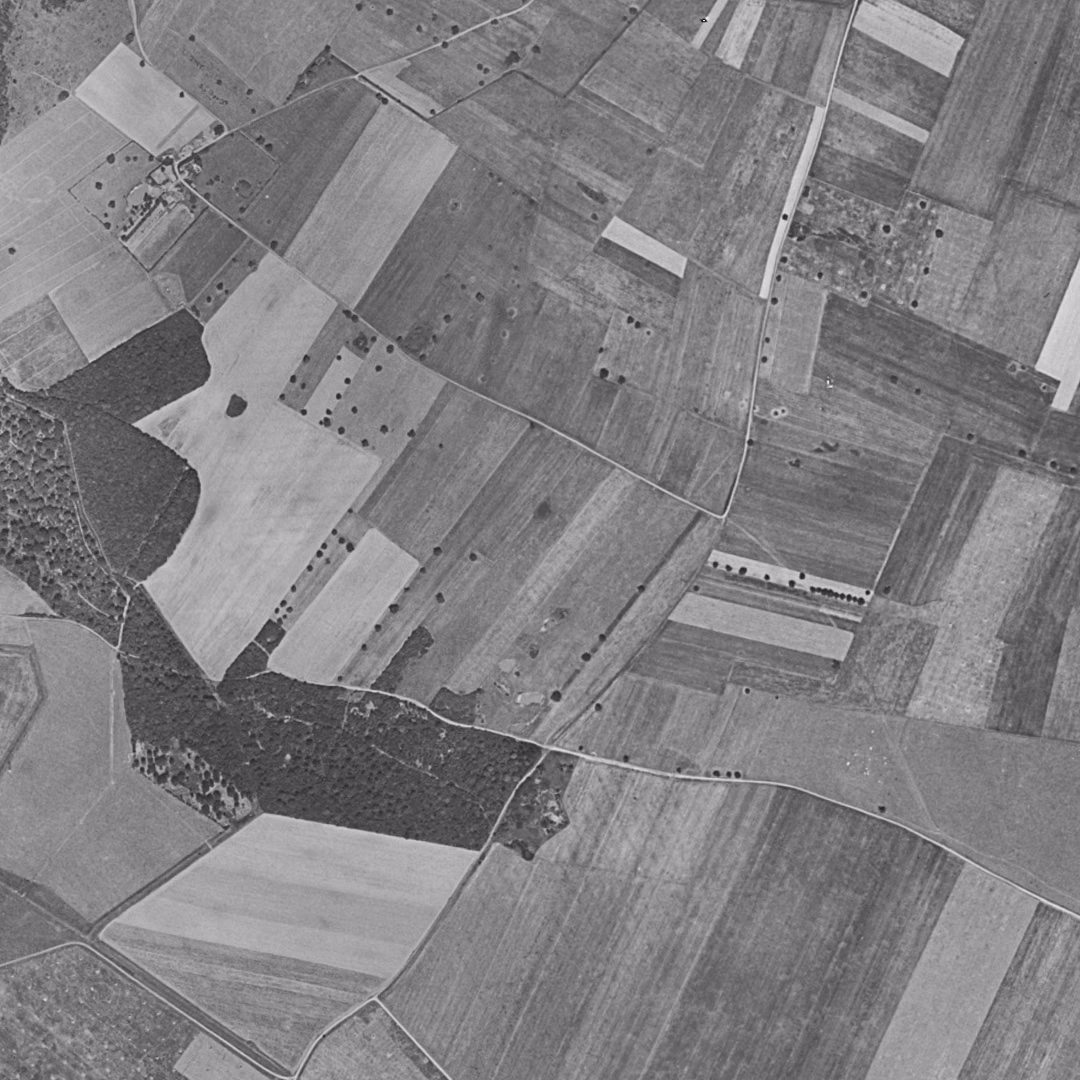 Élancourt en 1949, le centre vu du ciel, au même cadrage