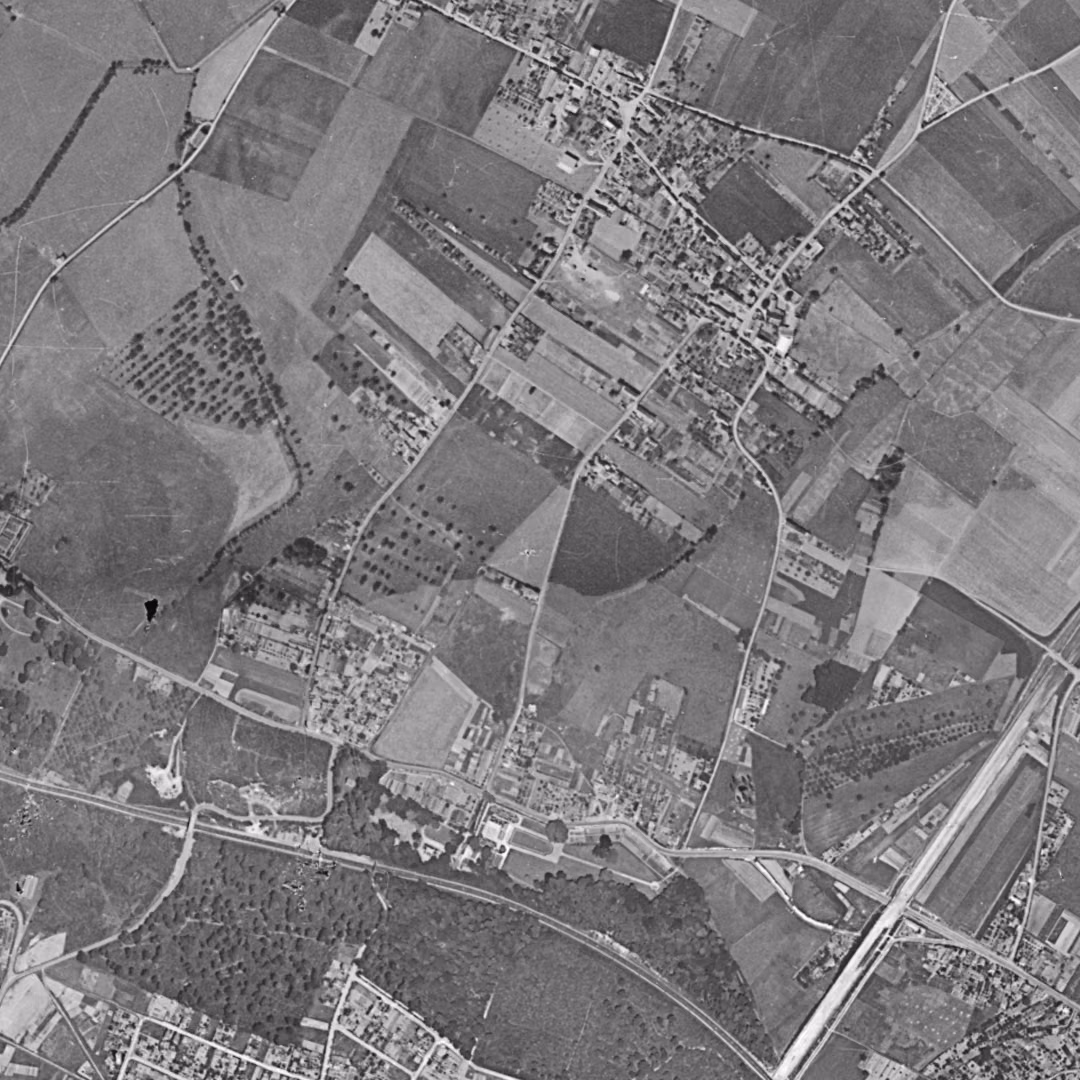 Fontenay-le-Fleury en 1949, le centre vu du ciel, au même cadrage
