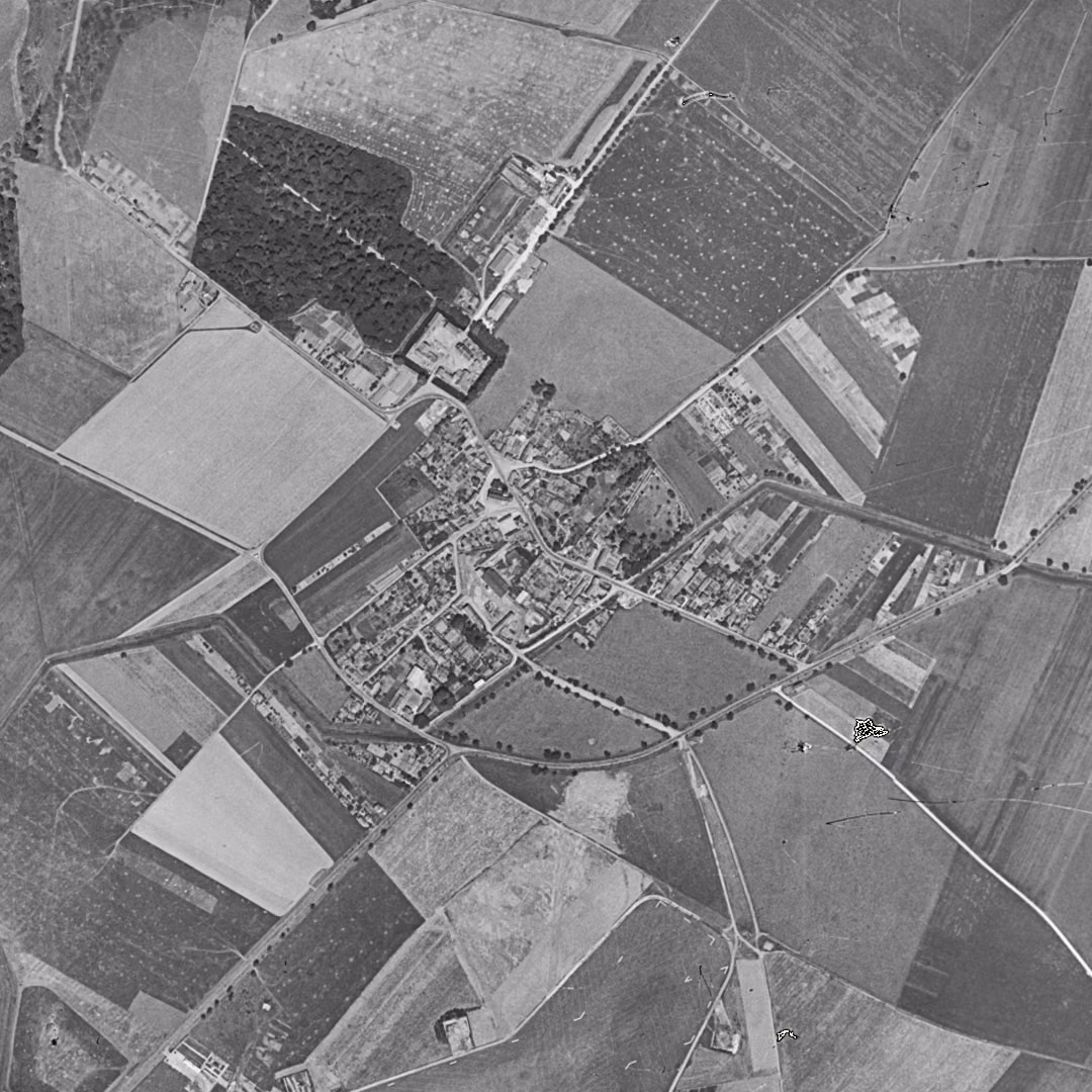 Guyancourt en 1949, le centre vu du ciel, au même cadrage