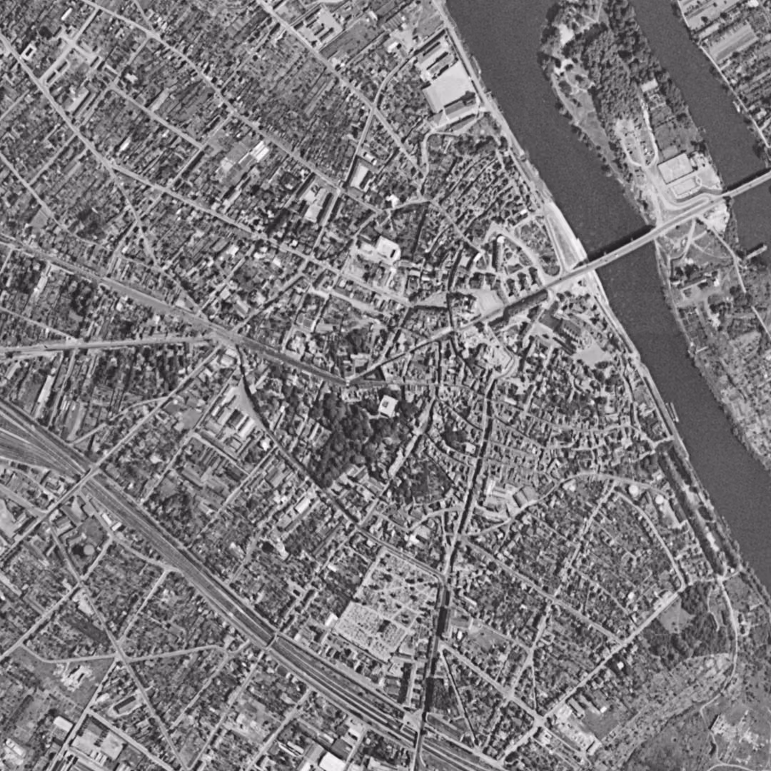 Mantes-la-Jolie en 1954, le centre vu du ciel, au même cadrage