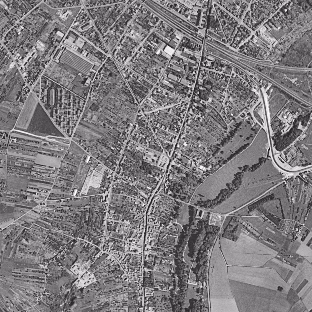 Mantes-la-Ville en 1954, le centre vu du ciel, au même cadrage