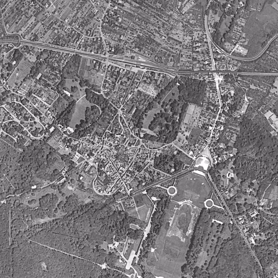 Marly-le-Roi en 1949, le centre vu du ciel, au même cadrage