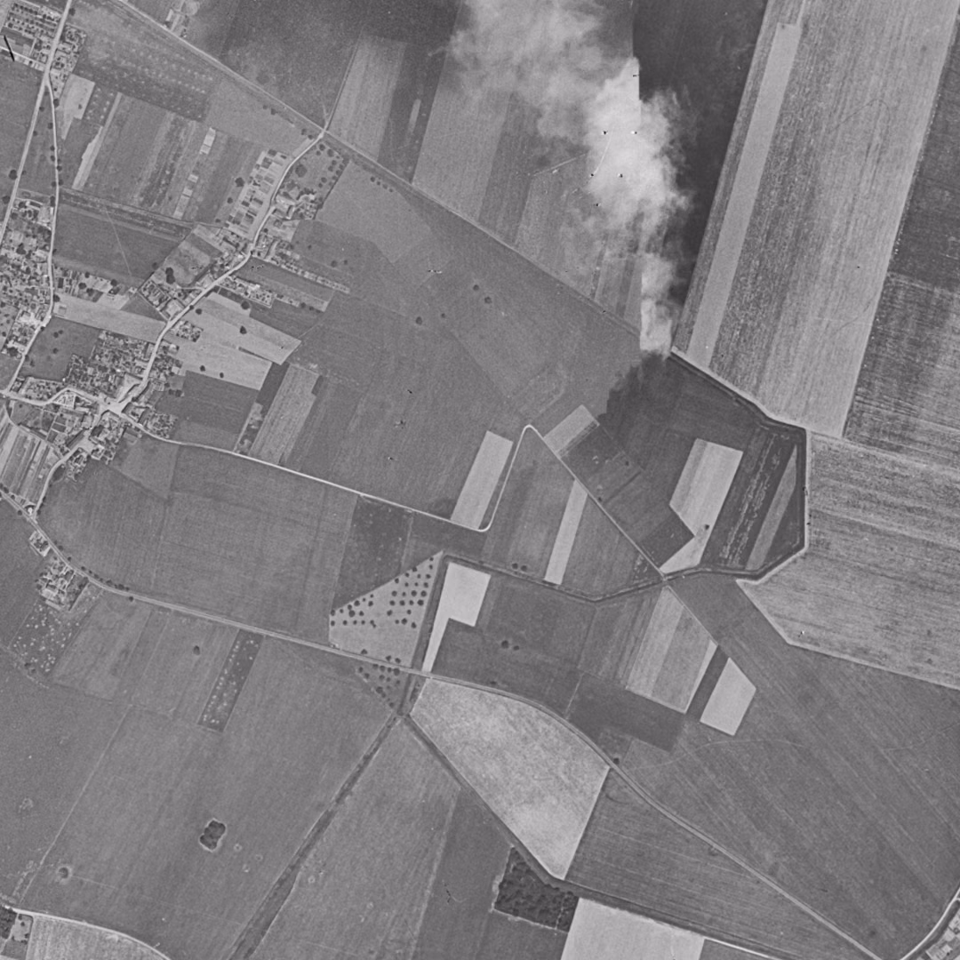 Montigny-le-Bretonneux en 1949, le centre vu du ciel, au même cadrage