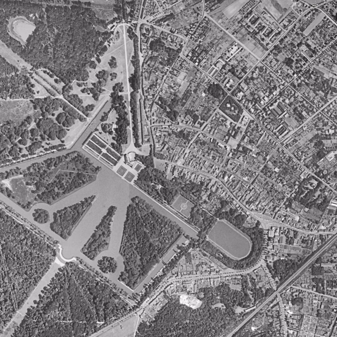 Rambouillet en 1949, le centre vu du ciel, au même cadrage