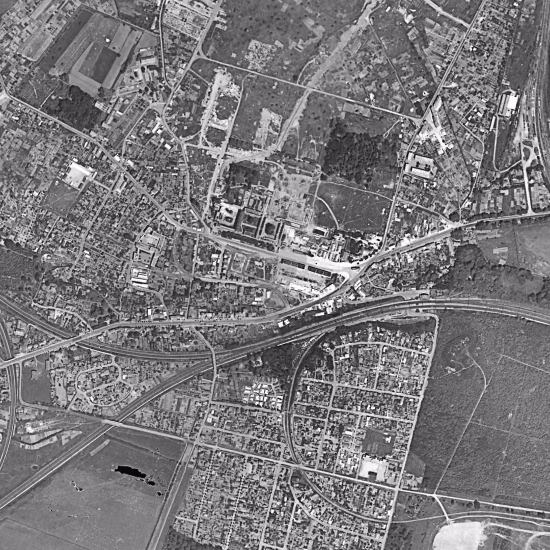Saint-Cyr-l'École en 1949, le centre vu du ciel, au même cadrage