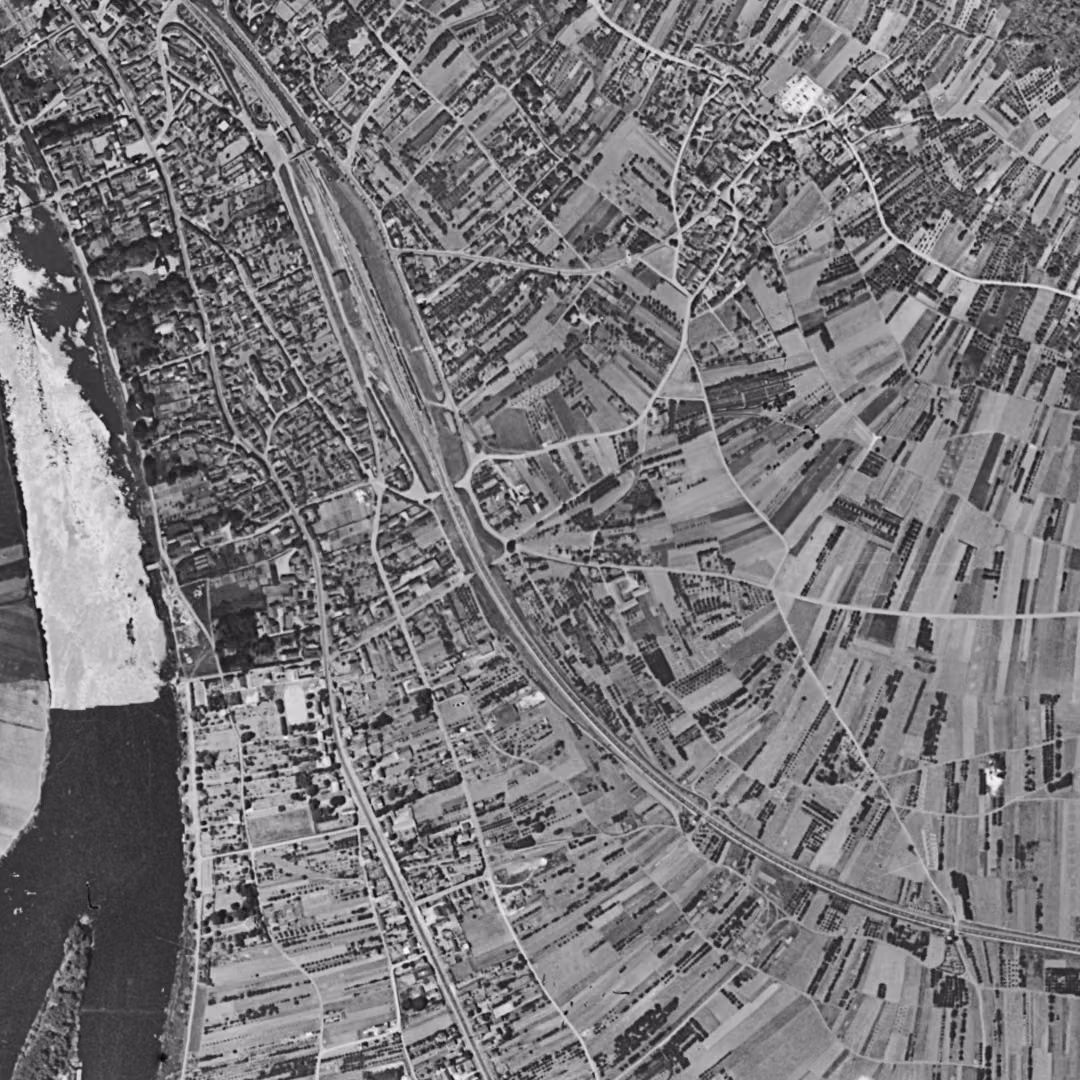 Triel-sur-Seine en 1949, le centre vu du ciel, au même cadrage