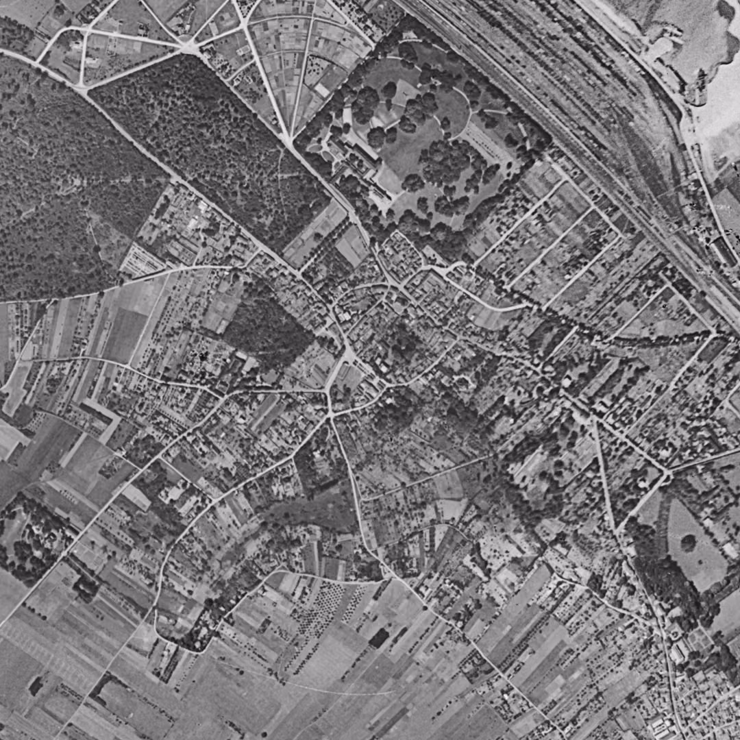 Verneuil-sur-Seine en 1949, le centre vu du ciel, au même cadrage